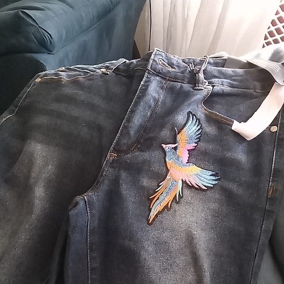 Tahari Denim - New Tahari Jeans With Embroidery Bird On Front And Flower On Back Pocket...